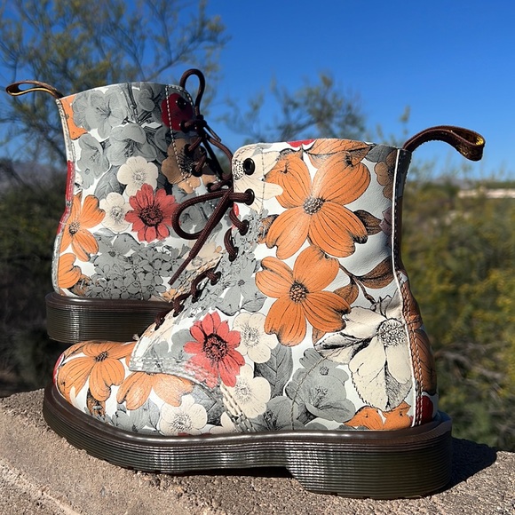 Dr. Martens Shoes - 🌸 Dr. Martens Pascal Rare Retro Floral Print Boots